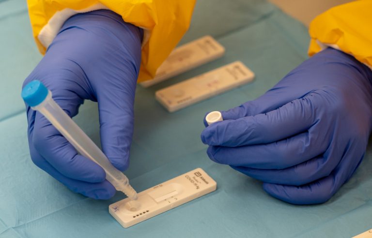 Feijóo avanza la compra de 2,7 millones de test de antígenos más y defiende la reforma de la ley de salud