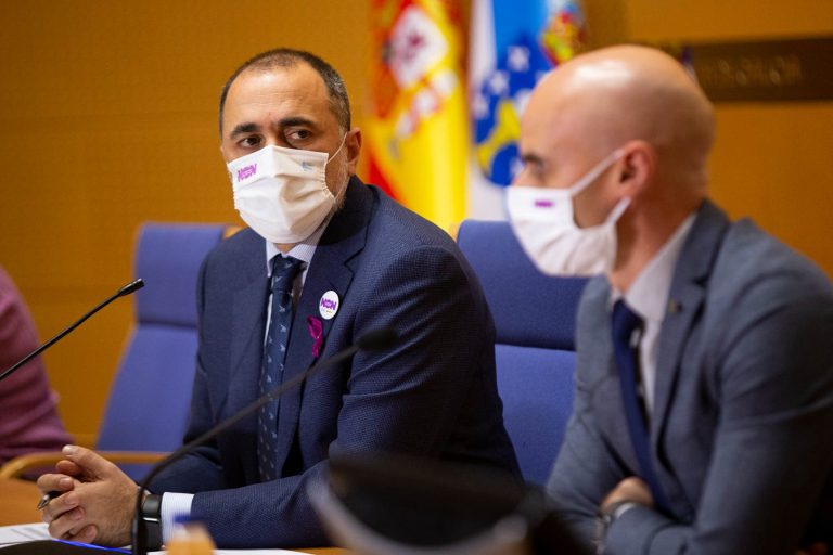 Sanidade trabaja ya en adecuar el plan de vacunación a las «particularidades» de Galicia