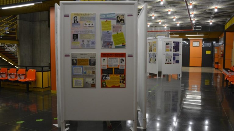 El campus universitario de Ourense acoge una muestra que busca visibilizar referentes femeninos en la educación
