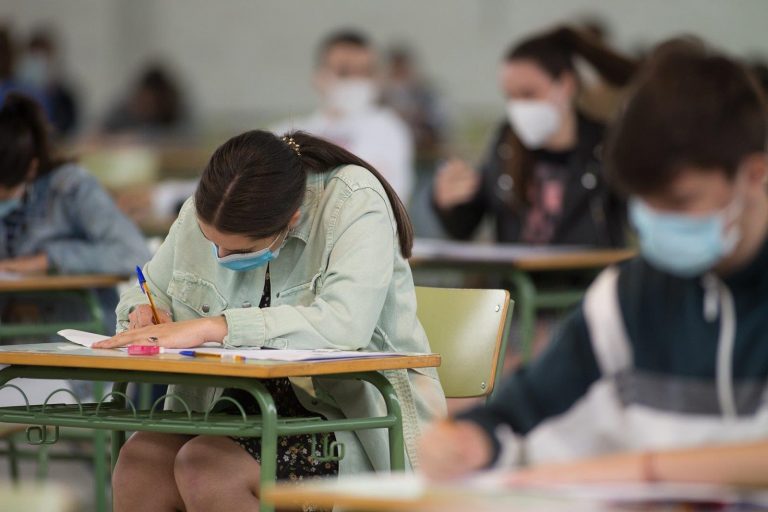 Descienden a 1.158 los casos en la comunidad educativa gallega, pero las aulas cerradas suben a 37