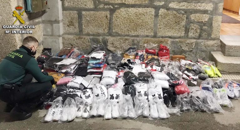 Incautada en Tui (Pontevedra) una partida de ropa y calzado falsificados y valorados en más de 4.000 euros