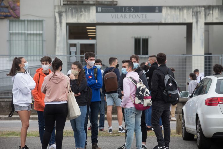 Los casos en centros educativos gallegos bajan hasta los 1.062, aunque con un aula más cerrada