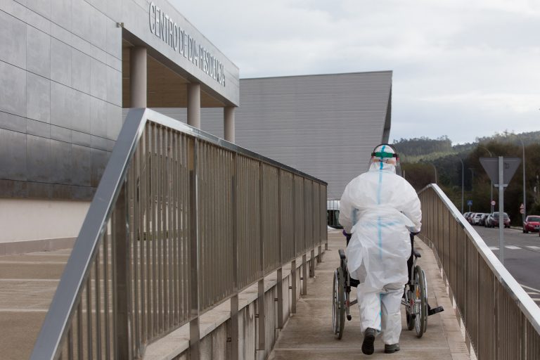 Bajan los casos en residencias de mayores de Galicia, con 415 usuarios contagiados