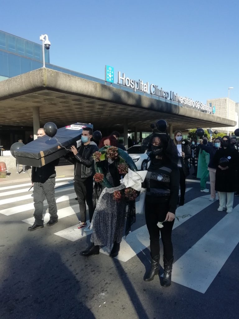 Trabajadores de la UCI del Hospital Clínico de Santiago escenifican el «entierro» del servicio público sanitario