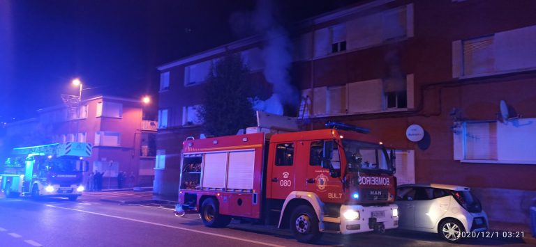 Trasladadas cinco personas al hospital tras un incendio originado en un edificio de Vigo