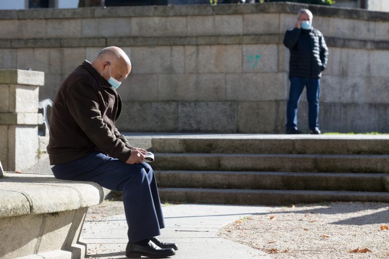 Aumentan ligeramente los positivos diarios en Galicia hasta los 350 con Vigo como principal foco