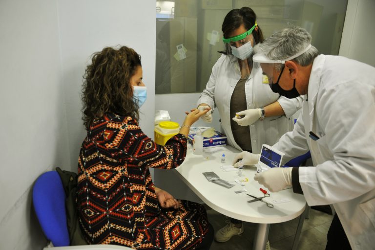 Sanidade instala en Urgencias y algunos PAC maquinaria de procesado automático de test de antígenos