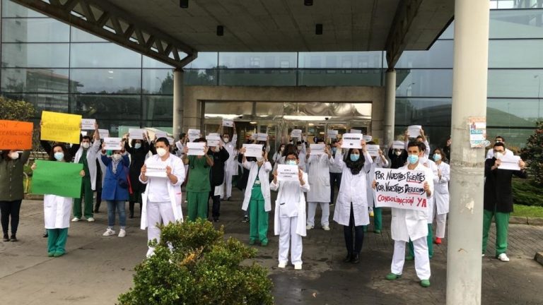 Médicos interinos y eventuales de Ferrol exigen una oposición extraordinaria para acabar con la precariedad