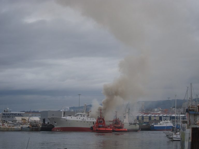 Desplegada una red anticontaminación en el puerto de Vigo tras un incendio en un buque, que presenta riesgo de hundirse