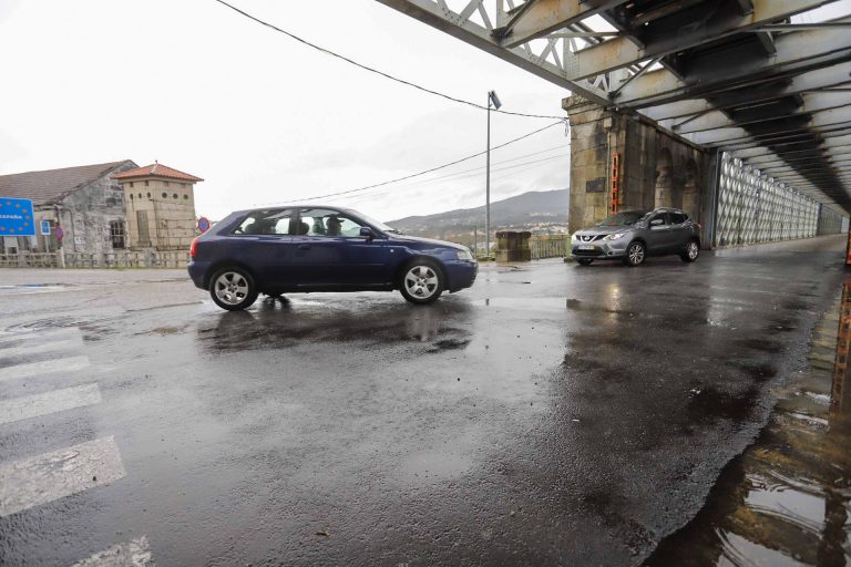 Galicia está cerrada en el puente, pero vehículos cruzan sin controles en la frontera con Portugal