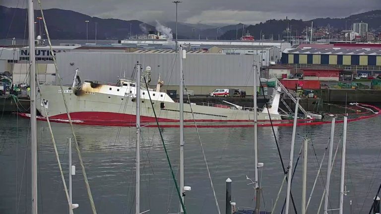 Estudian la extracción del gasóleo del buque hundido en el puerto de Vigo tras un incendio y su reflotamiento
