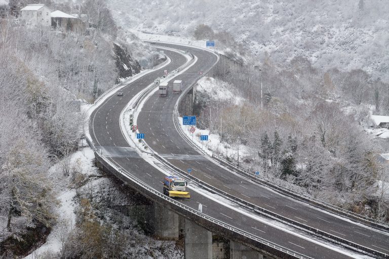 El temporal deja unas 300 incidencias en Galicia, gran parte en la provincia de Lugo por la presencia de nieve