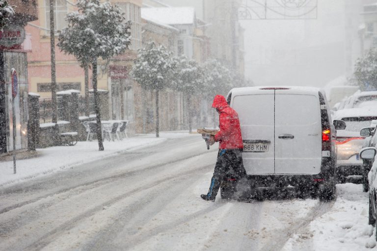 Dificultades en el tráfico en varias carreteras gallegas por la presencia de nieve