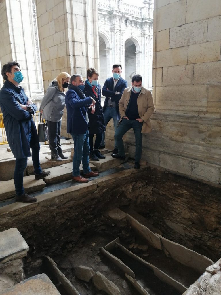 Aparecen restos arqueológicos de diferentes épocas en el Claustro de la Catedral de Lugo