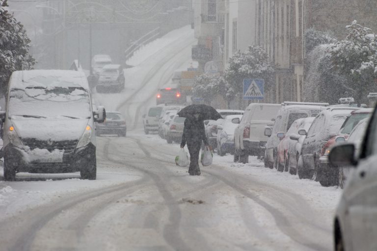 Mejora la situación en las carreteras gallegas, a la espera de la evolución de la nevada en la provincia de Lugo