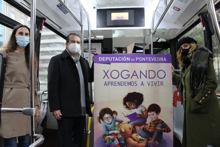 La Diputación de Pontevedra lleva su campaña de juguetes no sexistas a los buses urbanos de Vigo