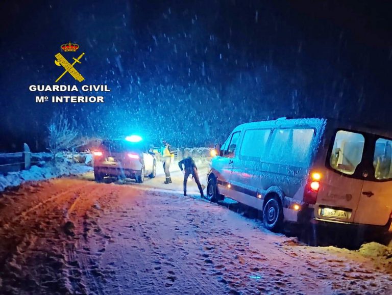 La Guardia Civil auxilia a una octogenaria y un sexagenario atrapados por la nieve en Rodeiro (Pontevedra)