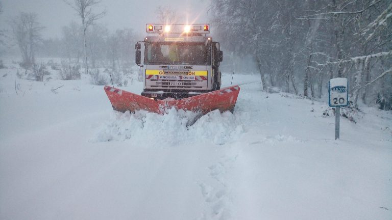 La Diputación de Lugo despliega 12 equipos y 24 operarios para despejar de hielo y nieve 20 carreteras de la provincia