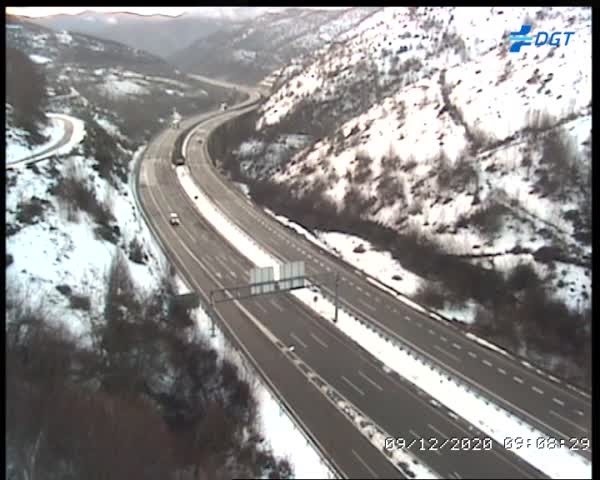 La nieve mantiene restringida la circulación a camiones en la A-6 a la altura de Pedrafita do Cebreiro