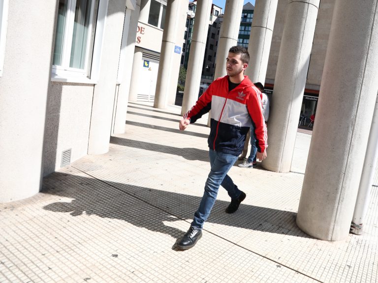 El joven que golpeó a Rajoy, detenido por agresión en un bar al que entró lanzando consignas a favor de ETA