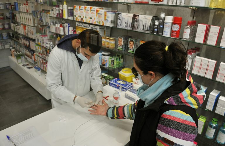 Farmacéuticos gallegos avisan de que los test de autodiagnóstico no dan vía libre para las reuniones familiares