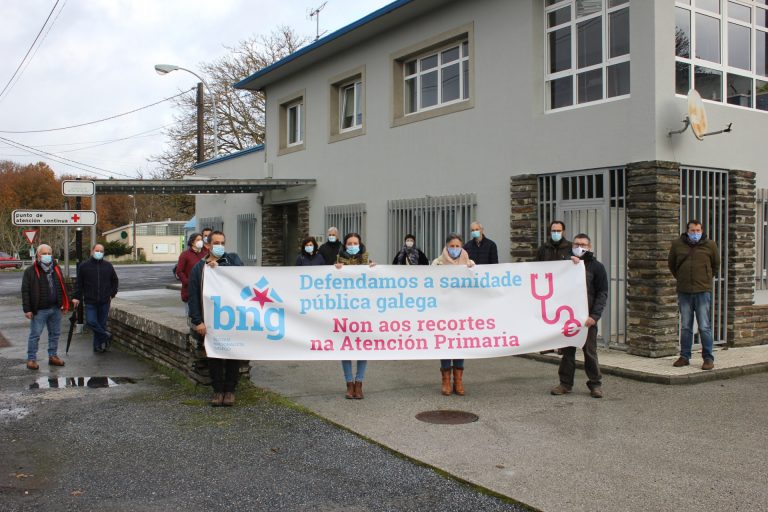 El BNG carga contra los «recortes» de la Xunta en Atención Primaria con una protesta frente al PAC de Outeiro de Rei
