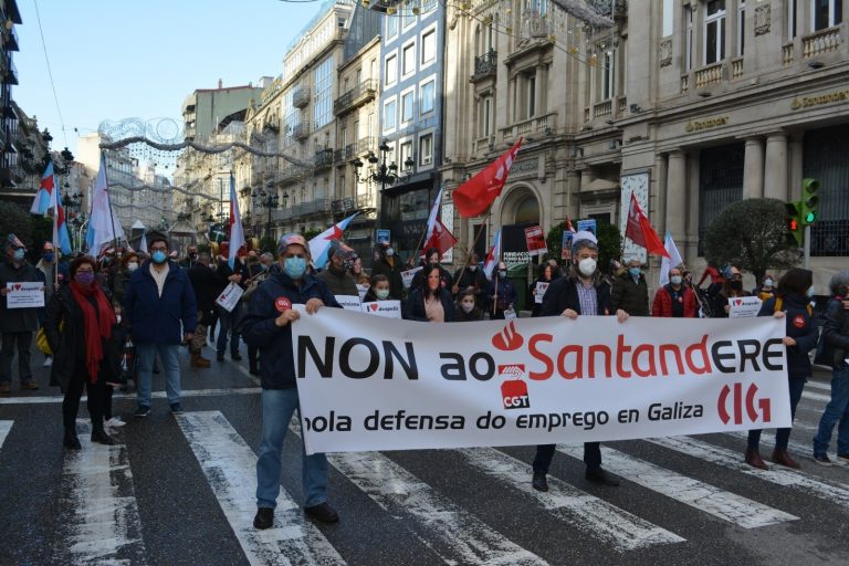 Trabajadores del Santander protestan en A Coruña y Vigo en rechazo al ERE