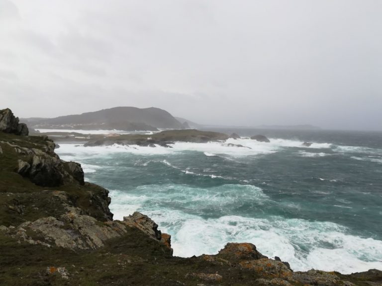 Todo el litoral gallego vuelve este lunes a la alerta naranja por temporal costero