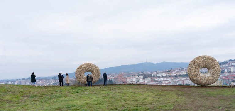 Dos piezas escultóricas en piedra del artista Manolo Paz se incorporan al mirador del Gaiás