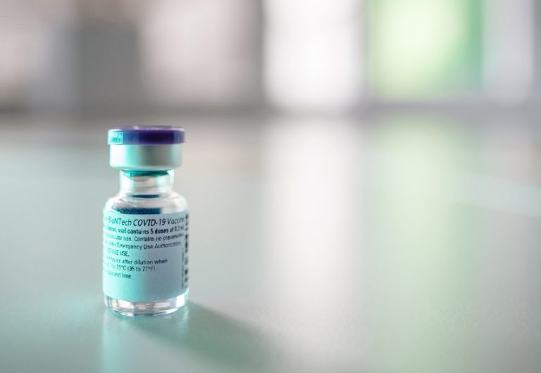 Bruselas da luz verde a la vacuna de BioNTech y Pfizer, que empezará a distribuirse a los países el sábado