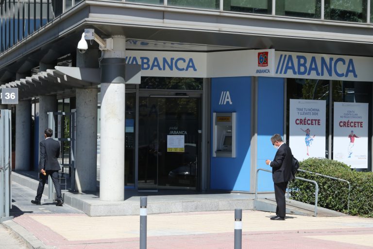 Abanca comienza a comercializar un fondo de ‘private equity’ de BlackRock a sus clientes de banca privada