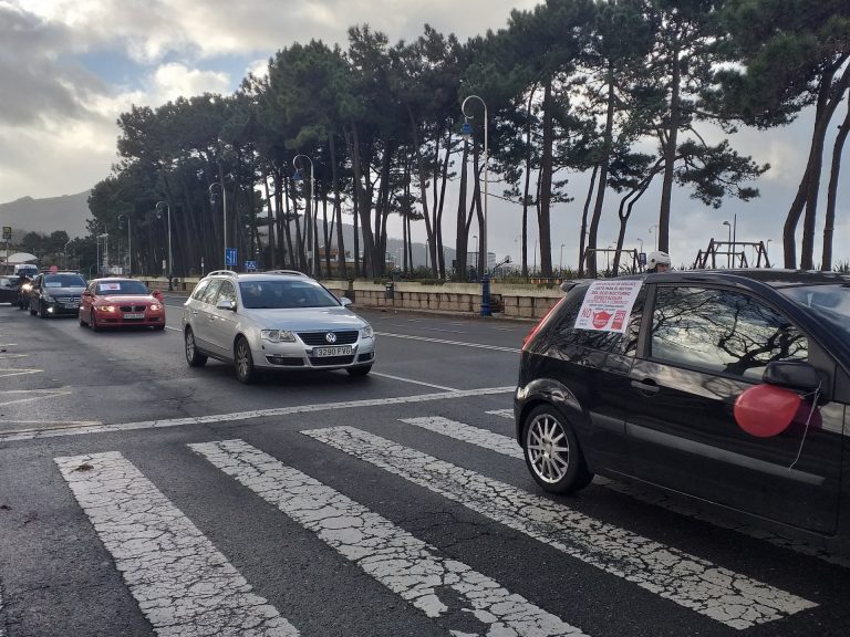 Personal del sector de la limpieza secunda una caravana de coches en A Coruña en demanda de un convenio «digno»