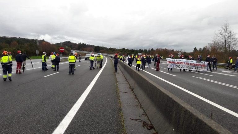 Trabajadores de Endesa y de auxiliares cortan una autovía en As Pontes y denuncian una «reconversión» encubierta