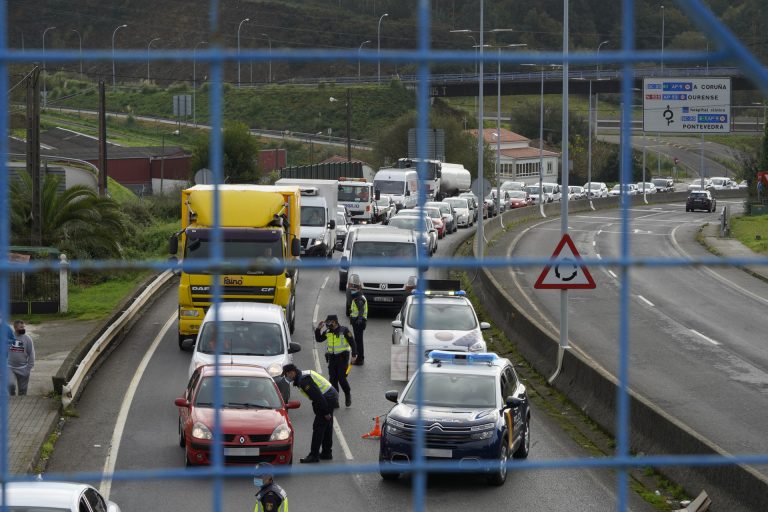 El cierre de la capital gallega se decide tras casi duplicar los casos activos hasta los 147 en una semana