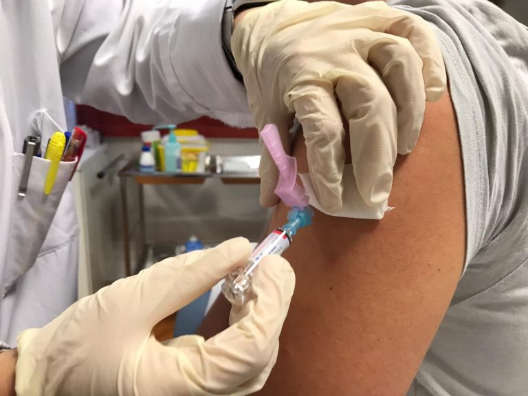 Personal sanitario de Galicia recibe dosis de la vacuna de Moderna