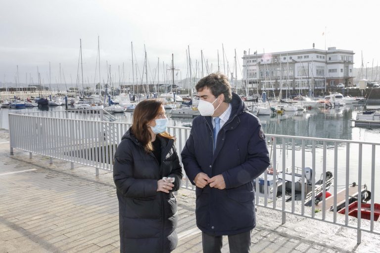 La alcaldesa de A Coruña apela a abordar de «manera conjunta» el futuro de los muelles