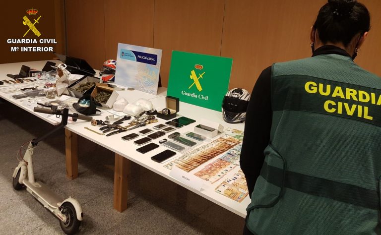 Intervenidos 16.600 euros, varias sustancias y un arma en la operación antidroga saldada con 7 detenidos en Pontevedra