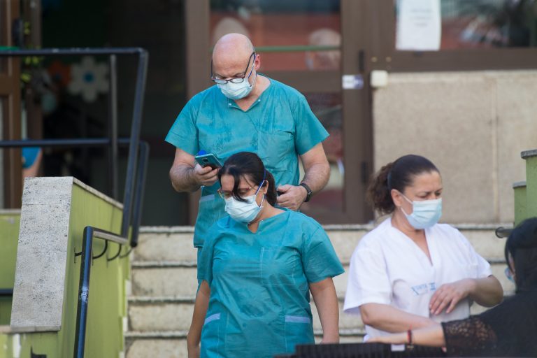 Los positivos diarios en Galicia bajan a 328 pero sube la presión hospitalaria en 9 ingresados más