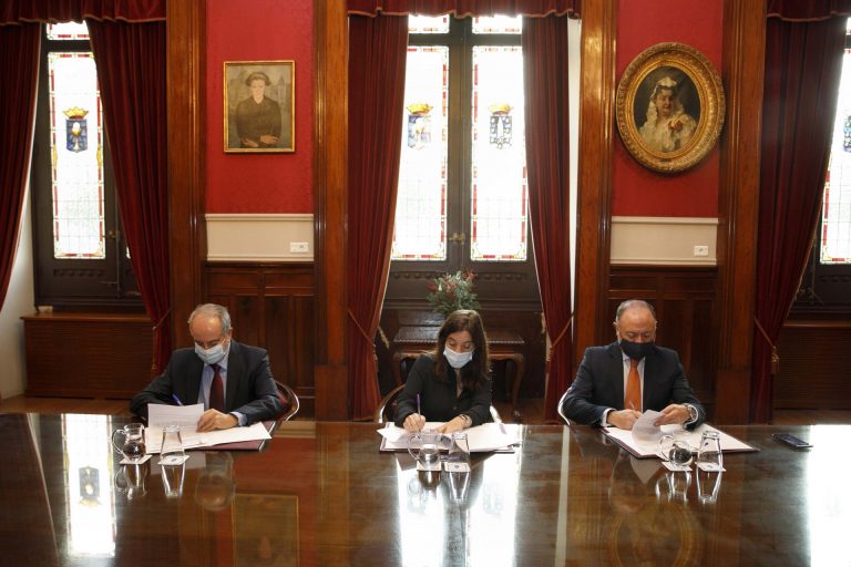Turismo de A Coruña, la Cámara de Comercio e Iberia firman el convenio para ampliar vuelos a Madrid