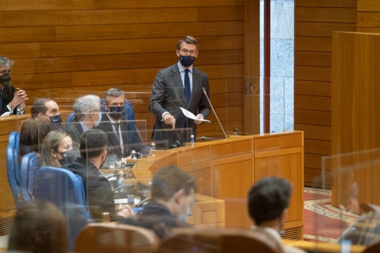 Feijóo enarbola sus primeros cien días frente a un PSdeG que «aplaudió» a Sánchez y BNG que «traicionó» a Galicia