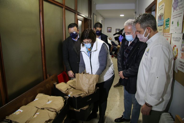 Un convenio entre Xunta y Parlamento permite entregar menús solidarios de Nochebuena a unas 400 familias ourensanas