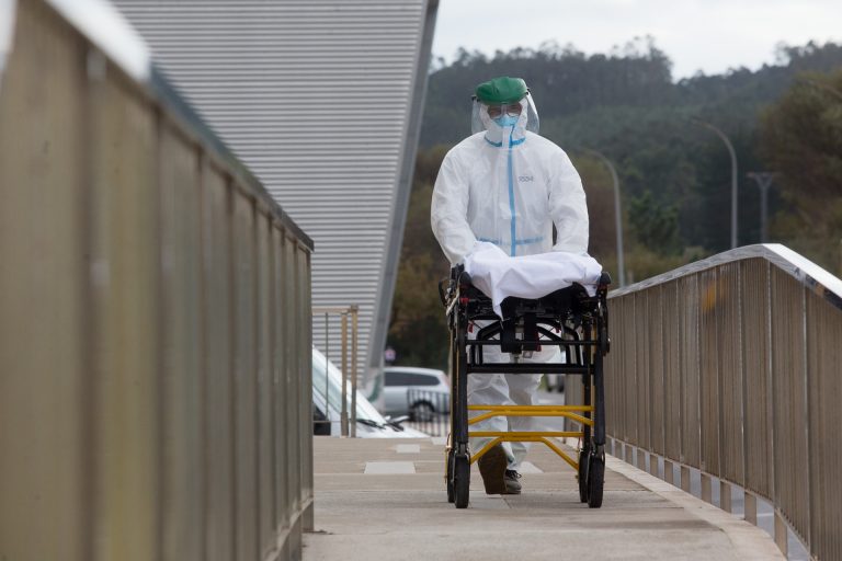 Los casos activos en Galicia suben en 102, pero los hospitalizados se reducen en 10