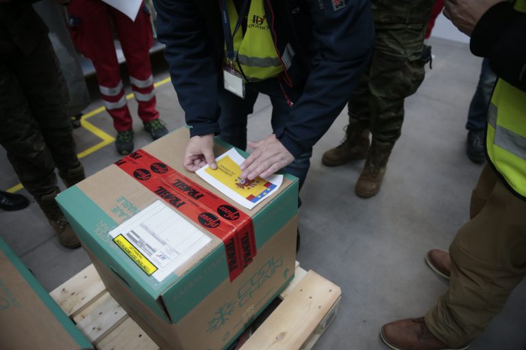 Las primeras 500 vacunas llegarán a Galicia escoltadas por la Guardia Civil desde Guadalajara