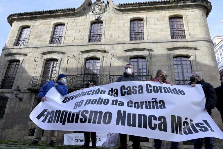 Un centenar de personas reclaman en A Coruña la recuperación de la Casa Cornide para continuar «la batalla de Meirás»