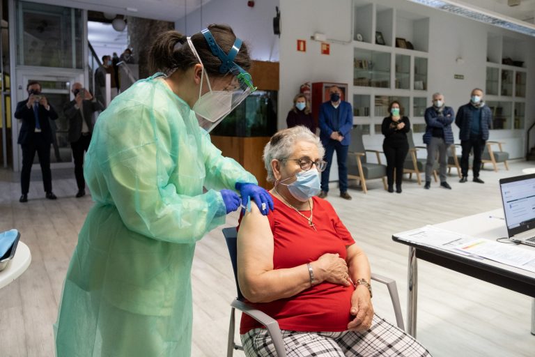 Sergas reprograma para el miércoles la vacunación en toda Galicia tras el atraso de la segunda remesa de Pfizer