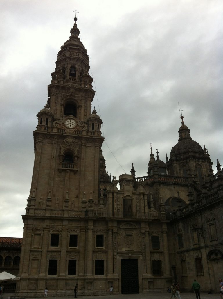 El programa ‘Enciende el Xacobeo’ iluminará este martes edificios de Fisterra, Muxía y Santiago