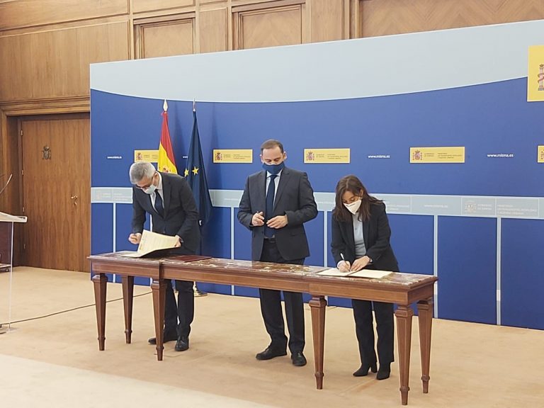 La alcaldesa de A Coruña y el ministro Ábalos firman el protocolo para impulsar los objetivos de la Agenda 2030