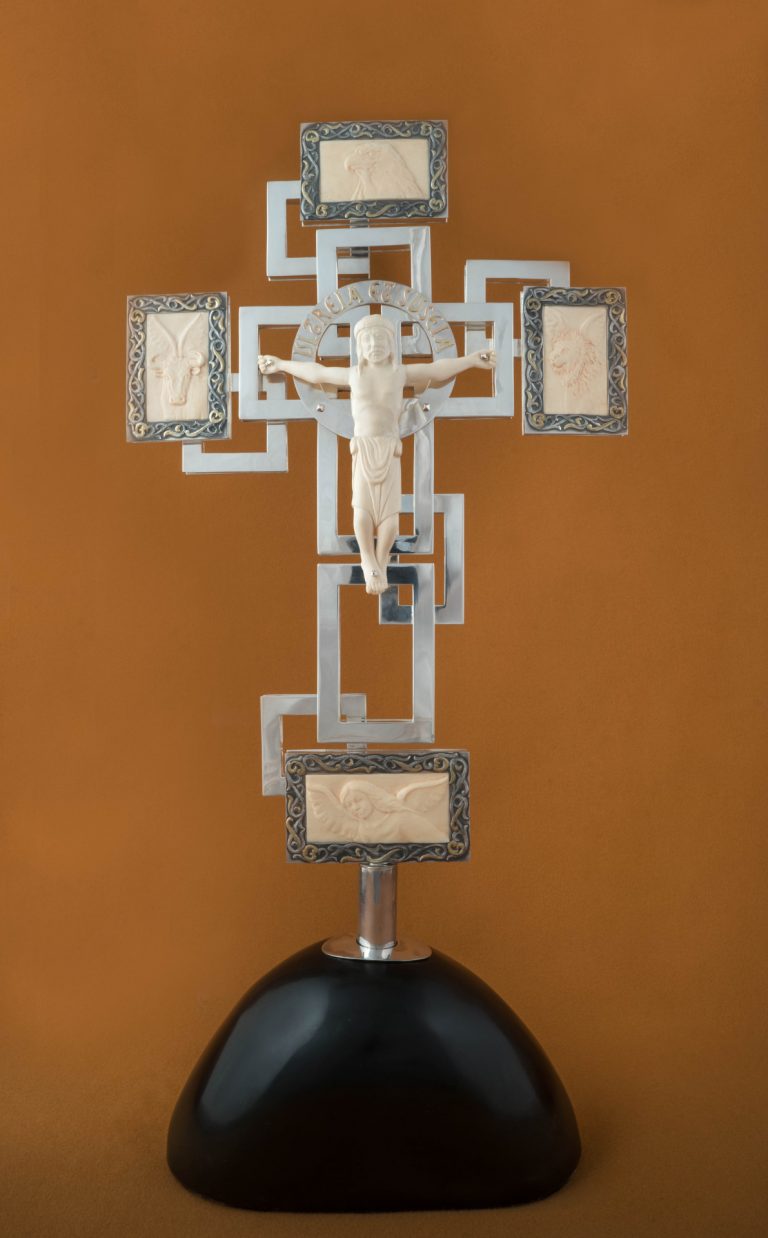 La Catedral de Santiago incorpora una cruz de plata a su ornamentación litúrgica con motivo del Año Santo
