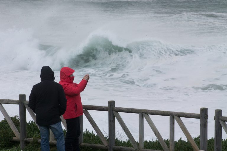 El temporal mantiene amarrada la flota en el norte de Galicia y limita la actividad en parte de las Rías Baixas