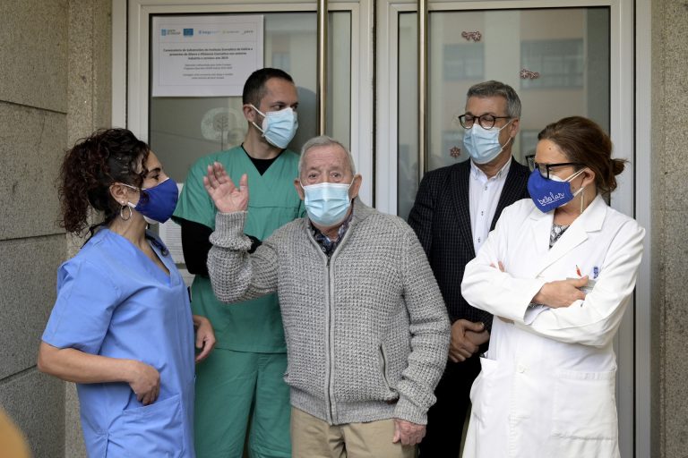 Un hombre de 86 años, natural de Úbeda, primer vacunado en el área sanitaria de A Coruña